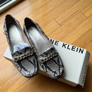 Anne Klein woman Valicity loafers, Snake print, gold chain